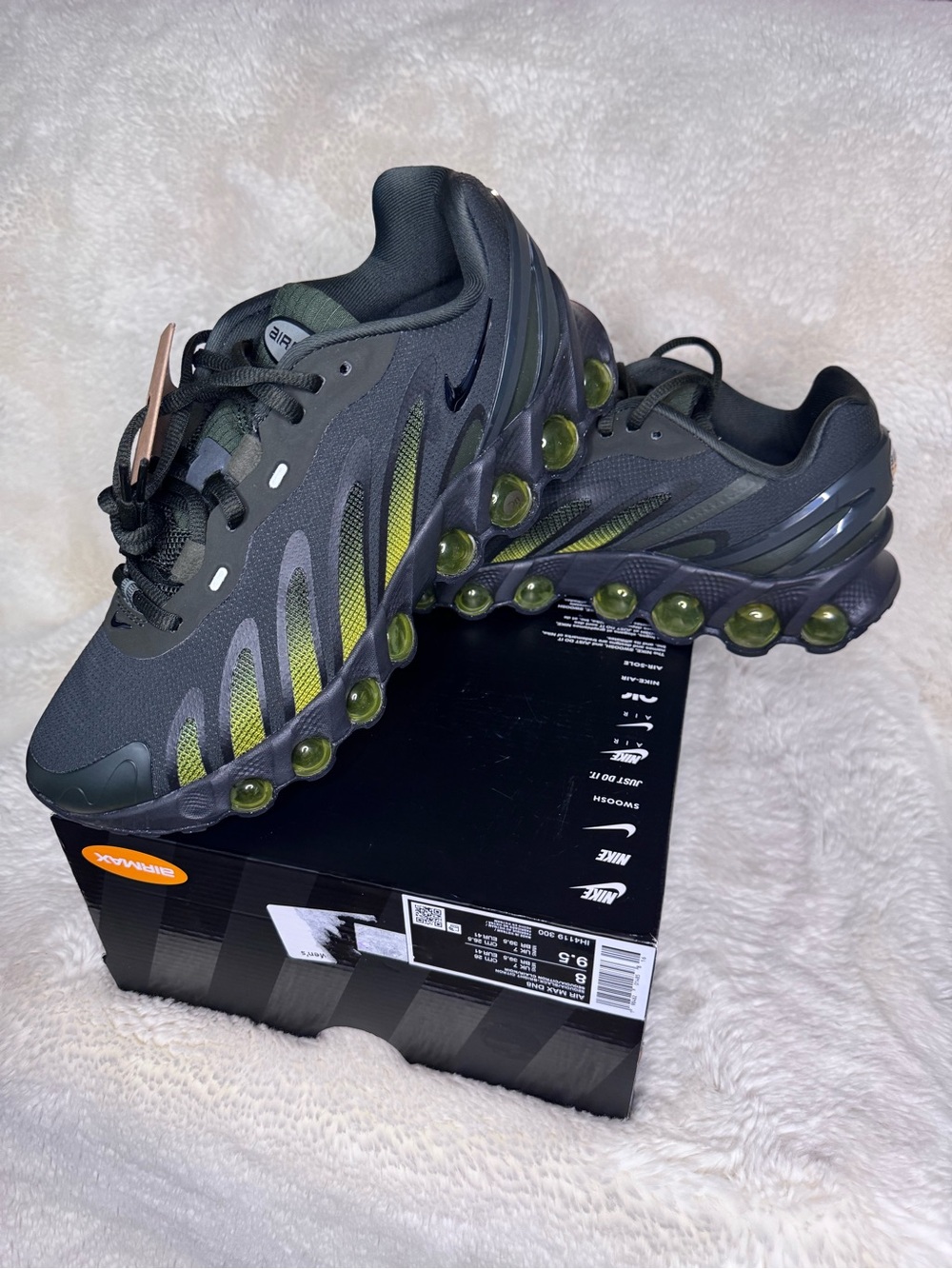 NWB (without lid) Nike Air Max DN8 - Size 8 Men’s